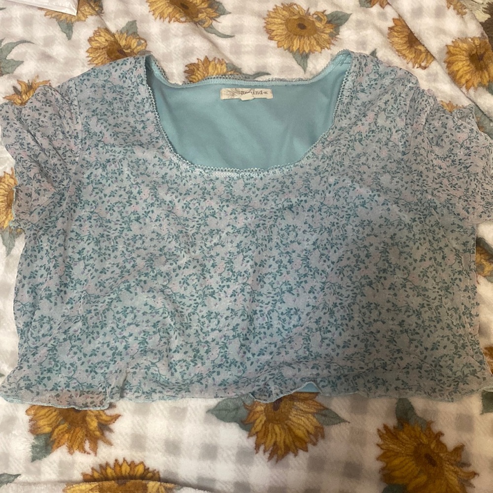 cute cropped floral shirt perfect for summer!